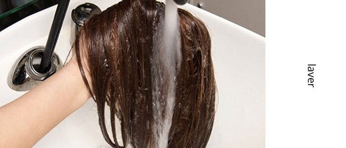 laver-des-cheveux-d'une-perruque-sous-l'eau