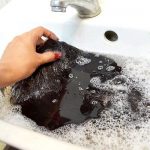 Comment nettoyer et laver une perruque de cheveux humains